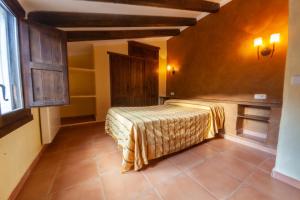 A bed or beds in a room at Villarrobles de Altamira