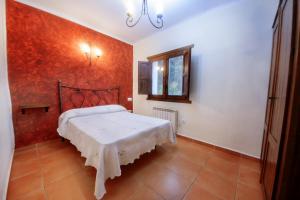 A bed or beds in a room at Villarrobles de Altamira