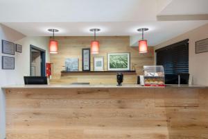 a restaurant with a counter with two red lights at Country Inn & Suites by Radisson, Columbia, MO in Columbia