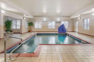 a swimming pool in a large room with at Country Inn & Suites by Radisson, Columbia, MO in Columbia