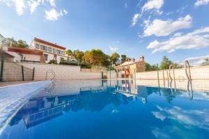 The swimming pool at or close to Villarrobles de Altamira