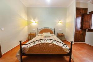 A bed or beds in a room at Villarrobles de Altamira