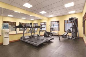 - une salle de sport avec des tapis de course et des elliptiques dans l'établissement Country Inn & Suites by Radisson, Billings, MT, à Billings