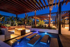 un patio al aire libre con piscina y una casa en Central Location! Boutique 2BR Apartment with Pool & BBQ near South Bank and City, en Brisbane