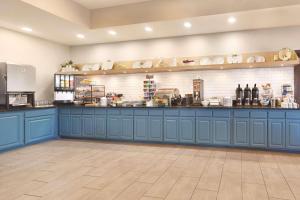 duża kuchnia z niebieskimi szafkami i blatem w obiekcie Country Inn & Suites by Radisson, Billings, MT w mieście Billings