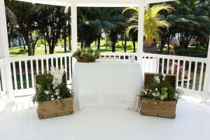 un altar blanco con flores en un cenador blanco en Radisson Hotel Cuernavaca en Cuernavaca