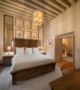 Casa Alondra في موريليا: غرفة نوم بسرير كبير وثريا