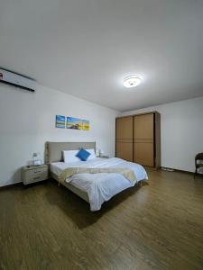 a bedroom with a large bed in a room at Xtu Golf Villa Forest City二房独栋别墅 in Gelang Patah