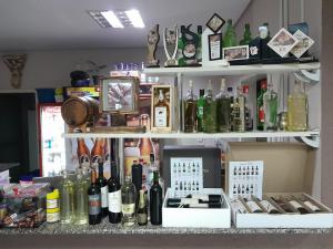 ein Regal mit vielen Flaschen Alkohol in der Unterkunft Hotel e Restaurante São Cristovão 