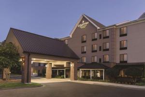 Country Inn & Suites by Radisson, Raleigh-Durham Airport, NC في موريسفيل: تقديم فندق بمبنى