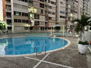 an empty swimming pool in front of a building at Apartamento cerca a zonas exclusivas de Barranquilla in Barranquilla