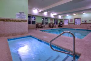 uma grande piscina num quarto de hotel em Country Inn & Suites by Radisson, Wilmington, NC em Wilmington
