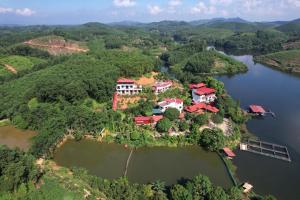 een luchtzicht op een huis op een eiland in het water bij SenHomestay 
