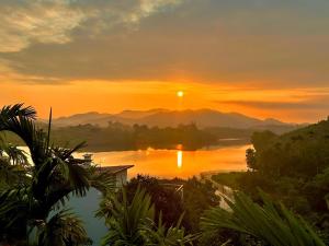 una puesta de sol sobre un lago con la puesta de sol en SenHomestay 