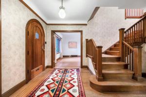 un corridoio con scala e tappeto di Explore Vancouver from Deluxe house with 3 BD a Vancouver