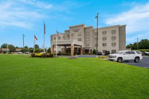 um carro branco estacionado em frente a um hotel em Country Inn & Suites by Radisson, Goldsboro, NC em Goldsboro