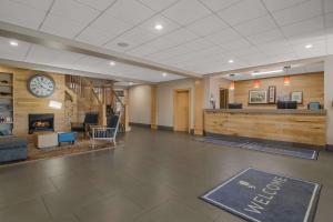 Area lobi atau resepsionis di Country Inn & Suites by Radisson, Goldsboro, NC