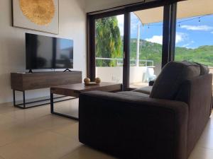 TV a/nebo společenská místnost v ubytování 1 Room Apartment-Green View 8
