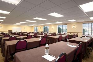 una sala de conferencias con mesas y sillas. en Country Inn & Suites by Radisson Bismarck Waterpark, en Bismarck