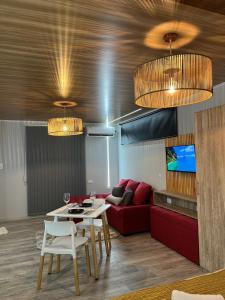 Μια τηλεόραση ή/και κέντρο ψυχαγωγίας στο Sunset Paradise Suites +7 φωτογραφίες