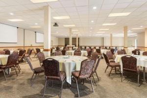 una sala de conferencias con mesas y sillas. en Country Inn & Suites by Radisson, Lincoln North Hotel and Conference Center, NE, en Lincoln