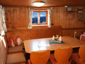 - une salle à manger avec une table et des chaises en bois dans l'établissement Property in Hippach, à Hippach