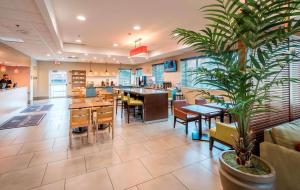 a restaurant with tables and chairs and a dining room at Country Inn & Suites by Radisson, Rochester-Pittsford-Brighton, NY in Rochester