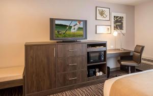 TV a/nebo společenská místnost v ubytování Country Inn & Suites by Radisson, Rochester-Pittsford-Brighton, NY