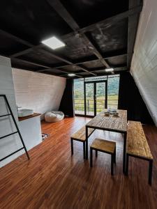 Zimmer mit einem Tisch und Bänken in einem Zelt in der Unterkunft A frame Riverston in Matale