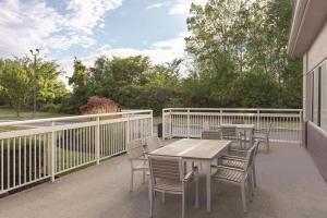 un patio con mesas y sillas en el balcón en Country Inn & Suites by Radisson, Port Clinton, OH en Port Clinton