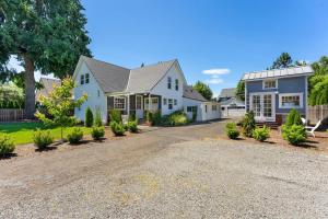 Gallery image of Our Sweet Retreat:1910 Restored Vintage Farmhouse in Wilsonville