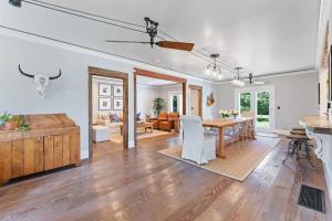 Gallery image of Our Sweet Retreat:1910 Restored Vintage Farmhouse in Wilsonville +62 photos