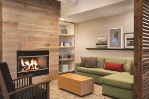 sala de estar con sofá y chimenea en Country Inn & Suites by Radisson, Springfield, OH, en Springfield