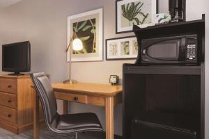 Habitación con escritorio, microondas y TV. en Country Inn & Suites by Radisson, Springfield, OH, en Springfield