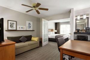 Зона вітальні в Country Inn & Suites by Radisson, Columbus Airport, OH
