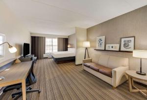 Ruang duduk di Country Inn & Suites by Radisson, Findlay, OH