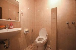 a bathroom with a toilet and a sink at Tiga Naga Villa in Denpasar