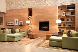 sala de estar con sofás y chimenea en Country Inn & Suites by Radisson, Enid, OK, en Enid