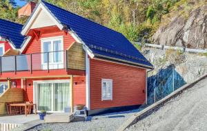 uma casa vermelha com painéis solares na lateral em 3 Bedroom Nice Home In Os 