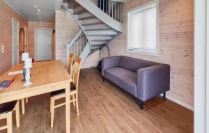 uma sala de estar com uma mesa, um sofá e uma escadaria em 3 Bedroom Nice Home In Os 