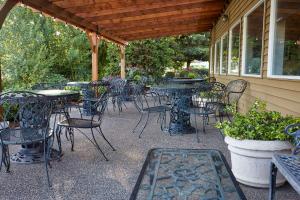 uma área de estar exterior com mesas e cadeiras em Radisson Hotel Portland Airport em Portland