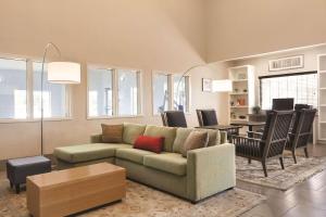 sala de estar con sofá y comedor en Country Inn & Suites by Radisson, Prineville, OR, en Prineville