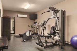 Fitness centrum a/nebo fitness zařízení v ubytování Country Inn & Suites by Radisson, Prineville, OR