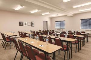 una sala conferenze con tavoli e sedie di Country Inn & Suites by Radisson, Prineville, OR a Prineville