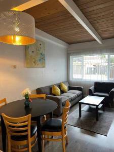 een woonkamer met een tafel en een bank bij New 2BR 1Bath w/ Free Parking & Laundry near University of Berkeley in Richmond