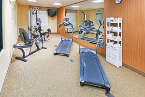 un gimnasio con cintas de correr y máquinas en una habitación en Country Inn & Suites by Radisson, Chambersburg, PA en Chambersburg