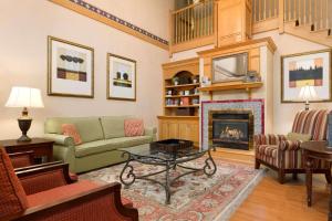 ein Wohnzimmer mit einem Sofa und einem Kamin in der Unterkunft Country Inn & Suites by Radisson, Frackville (Pottsville), PA in Mount Pleasant