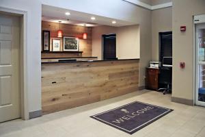 eine Lobby mit einer großen Holzwand in der Unterkunft Country Inn & Suites by Radisson, Frackville (Pottsville), PA in Mount Pleasant