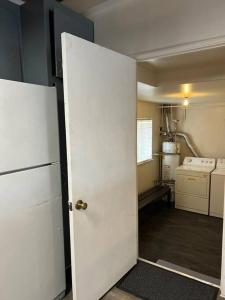 Una cocina o zona de cocina en New 2BR 1Bath w/ Free Parking & Laundry near University of Berkeley