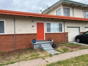 una casa con puerta roja y entrada en New 2BR 1Bath w/ Free Parking & Laundry near University of Berkeley, en Richmond